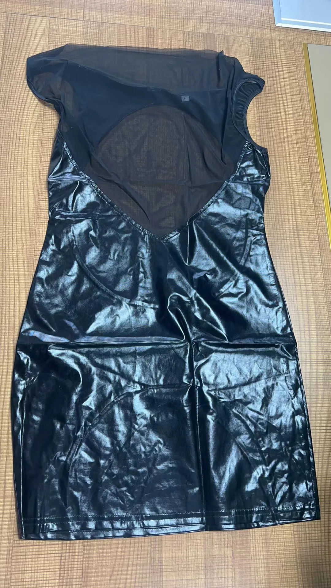 Abiti da donna in morbida pelle Abito sexy aderente avvolgente sull'anca Abito corto modellante in pelle verniciata patchwork a rete da discoteca per feste femminili