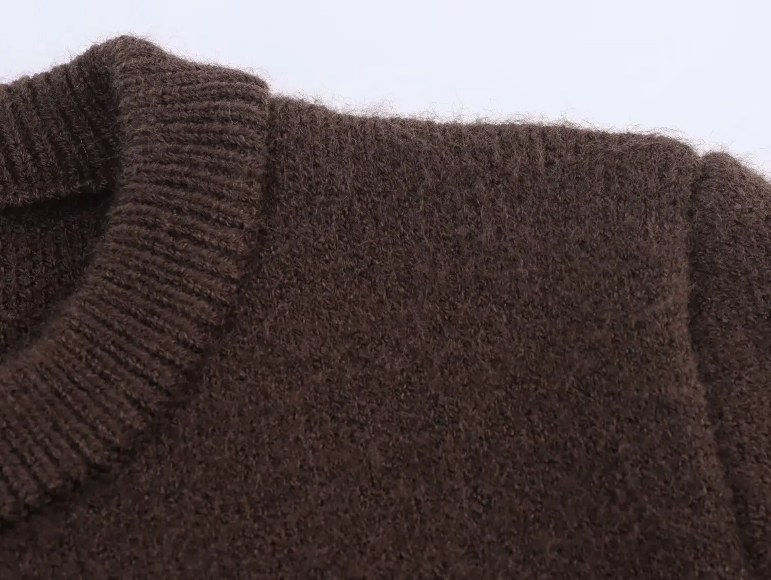 مجموعة ETJ Fall 2025 الجديدة سترة تريكو أنيقة بلون القهوة بزر واحد وتفاصيل مهدب أنيقة ورقبة دائرية وأكمام طويلة #3