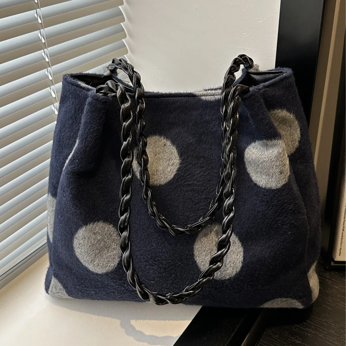 

Women's Navy Blue & Green Polka Dot Fuzzy Tote Bag - Stylish Plush Shoulder Bag with Chunky Chain Strap for Casual & Trendy Look