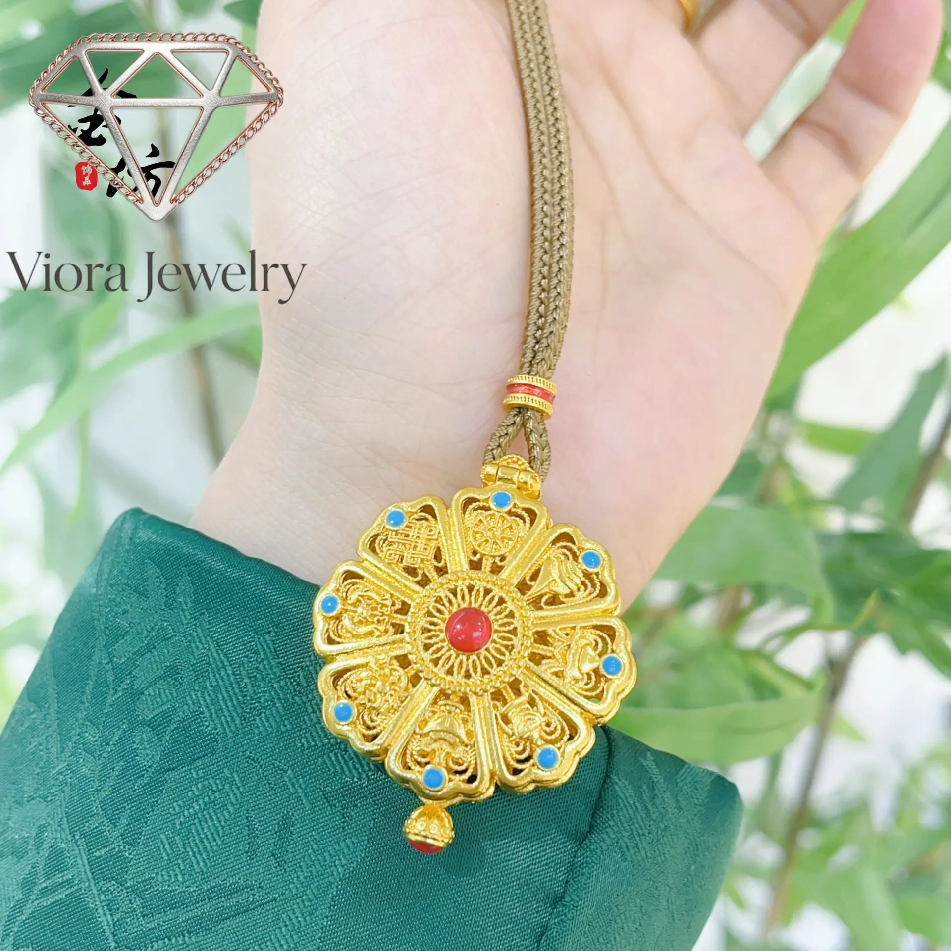 

Viora Jewelry Gold Shop 9999 24K real gold hollow filigree eight treasures gawu box pendant necklace Sakyamuni Buddha disc sweat