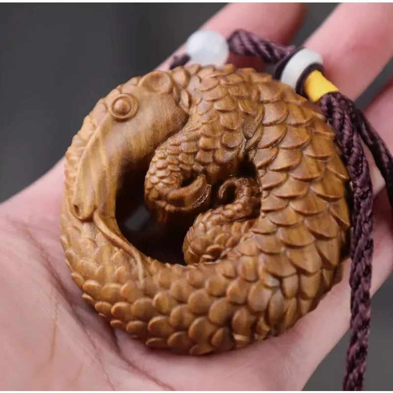 yz233-netsuke-de-sculpture-sur-bois-de-santal-vert-6-6-3-cm-pangolin