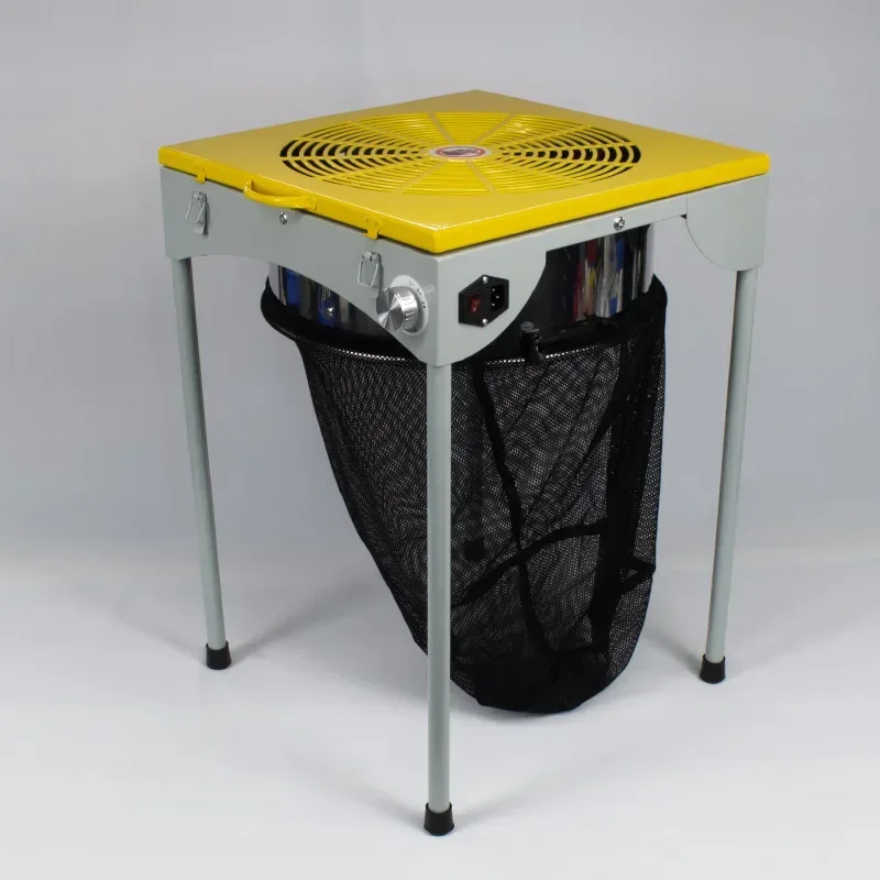 Elektrischer Rasenmäher mit geschlossener Deckel. Kleiner Rasenschneider. Laubschneider, Rasenmäher, Laubschneider