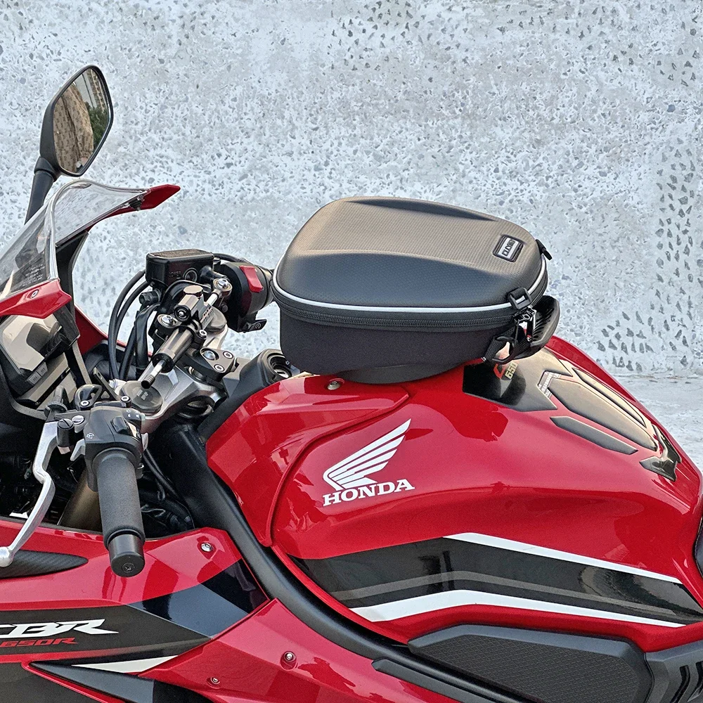 

Для Honda CB500X 2013-2018, CB500F 2016-2024, CBR500R 2016-2024, VFR1200X Crosstourer 1200 2014-2020: Быстросъемная сумка на топливный бак (Lugga)