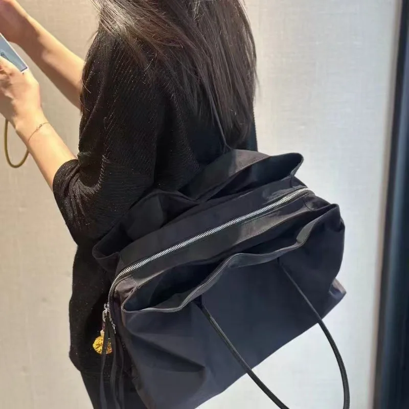 

New Trend Solid Black Tote Bag Large Capacity Design Sense Multi-Compartment Commuter HandBags Zipper Compartment Messenger Bag