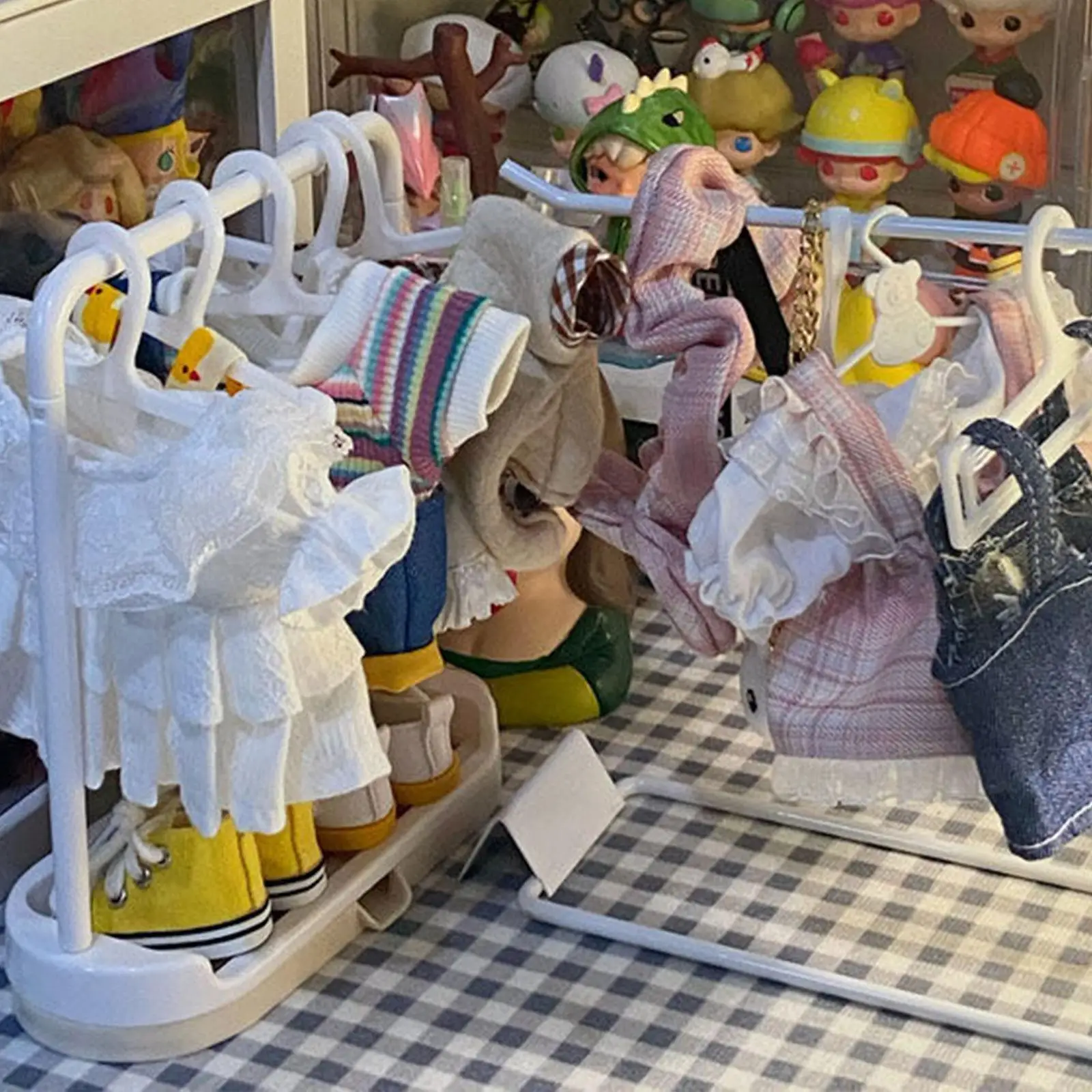 Appendiabiti in miniatura Scaffale portaoggetti Espositore per mobili in miniatura 10 grucce