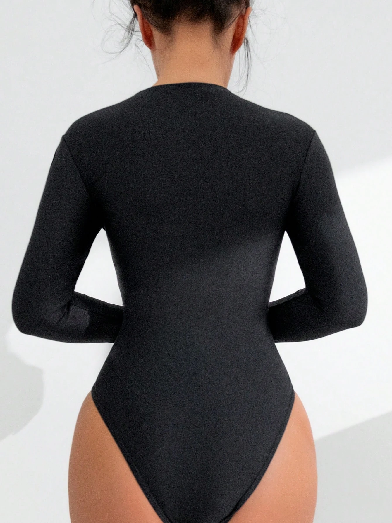 The black one-piece swimsuit bikini surfing must have a convenient chest zipper