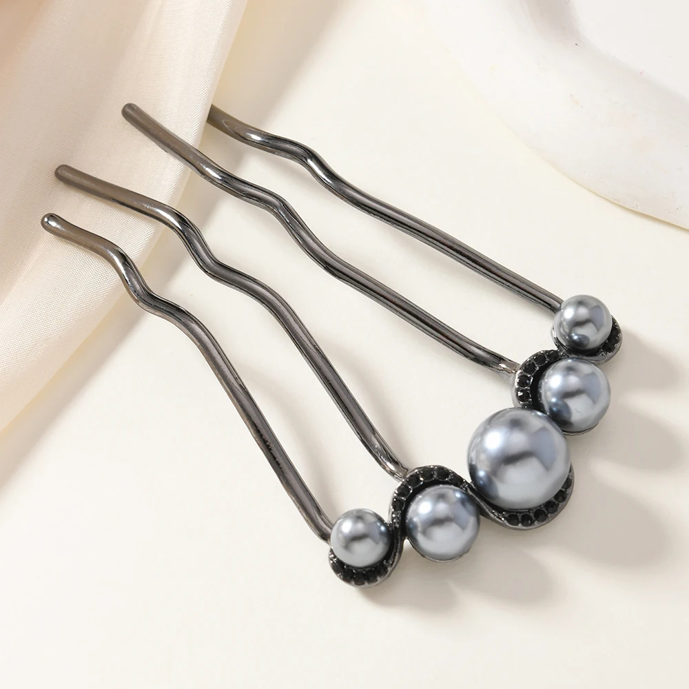 Una forcina fissa a forma di U per un acconciatura a panino, un pettine per capelli spezzato in lega di stile femminile di fascia alta con quattro denti