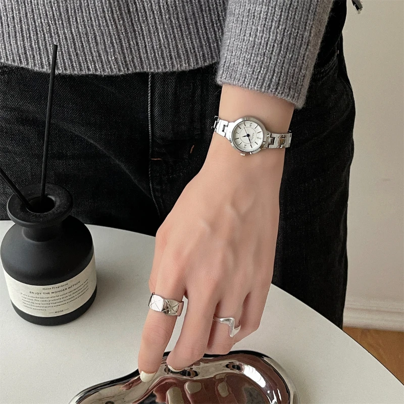 

Niche brand elegant ladies waterproof watch schoolgirl small simple high quality luxury literary chain quartz watch