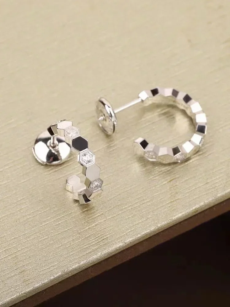 مجوهرات الأزياء على شكل قرص العسل بين أقراط الماس كل شيء موضة جديدة على شكل قرص العسل نسخة عالية من الأذن الفاخرة الخفيفة ذات الإحساس العالي