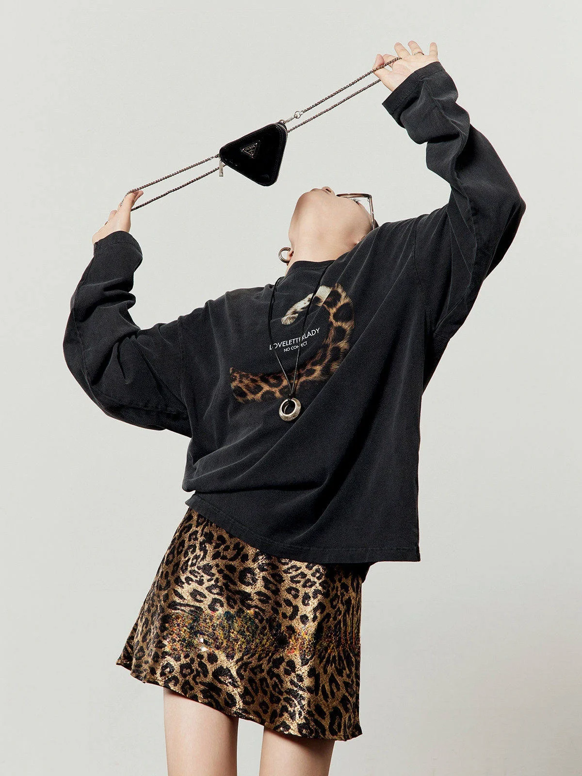 

Повседневная женская футболка с круглым вырезом и леопардовым принтом, свободного кроя, винтажная, из смесового хлопка и полиэстера, с коротким рукавом, летний топ