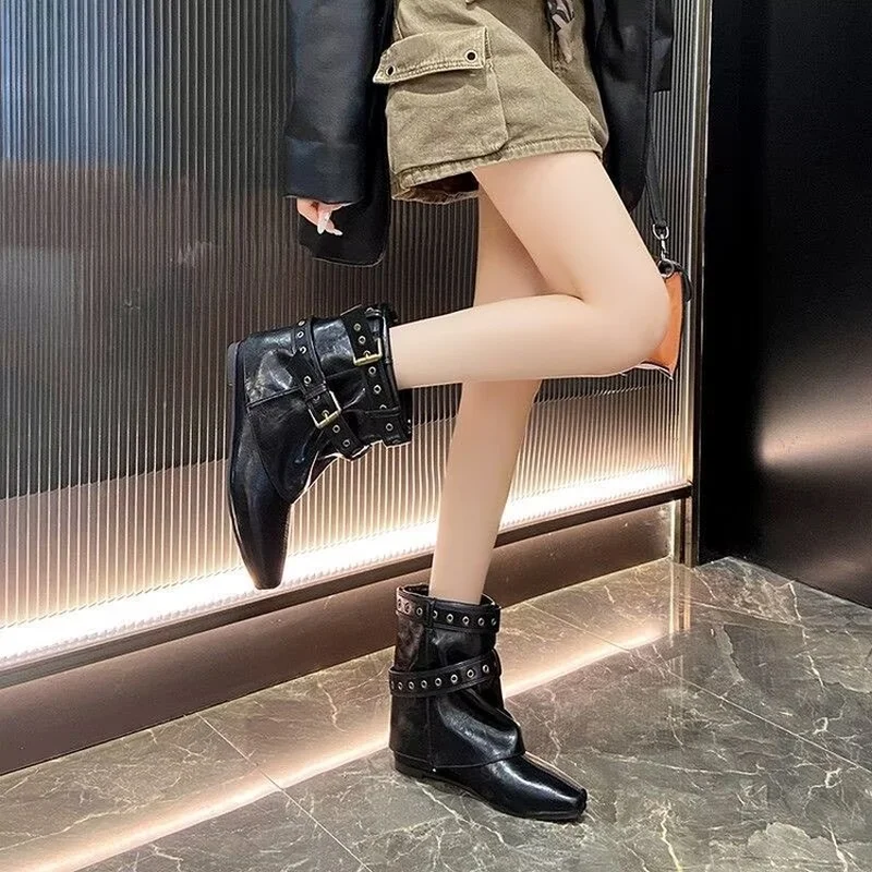 Damen-Stiefeletten mit eckiger Zehenpartie, Winter-Cowboystiefel mit doppelter Schnalle und Nieten, versteckte Keilsohle, Vintage-Stiefeletten im lässigen Stil. – Detail 8