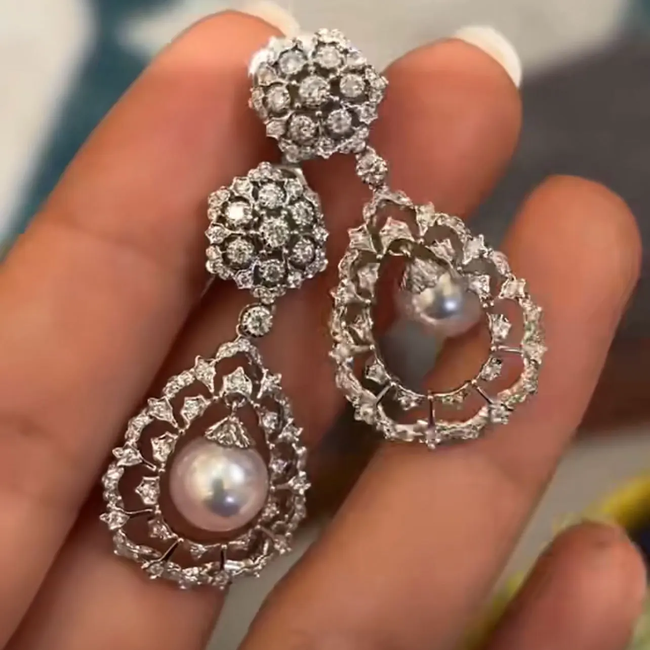 brincos-elegantes-com-diamantes-completos-renda-vazada-perola-em-formato-de-gota-d'agua-para-mulheres-luxuosos-e-requintados-joias-de-prata-para-casamento