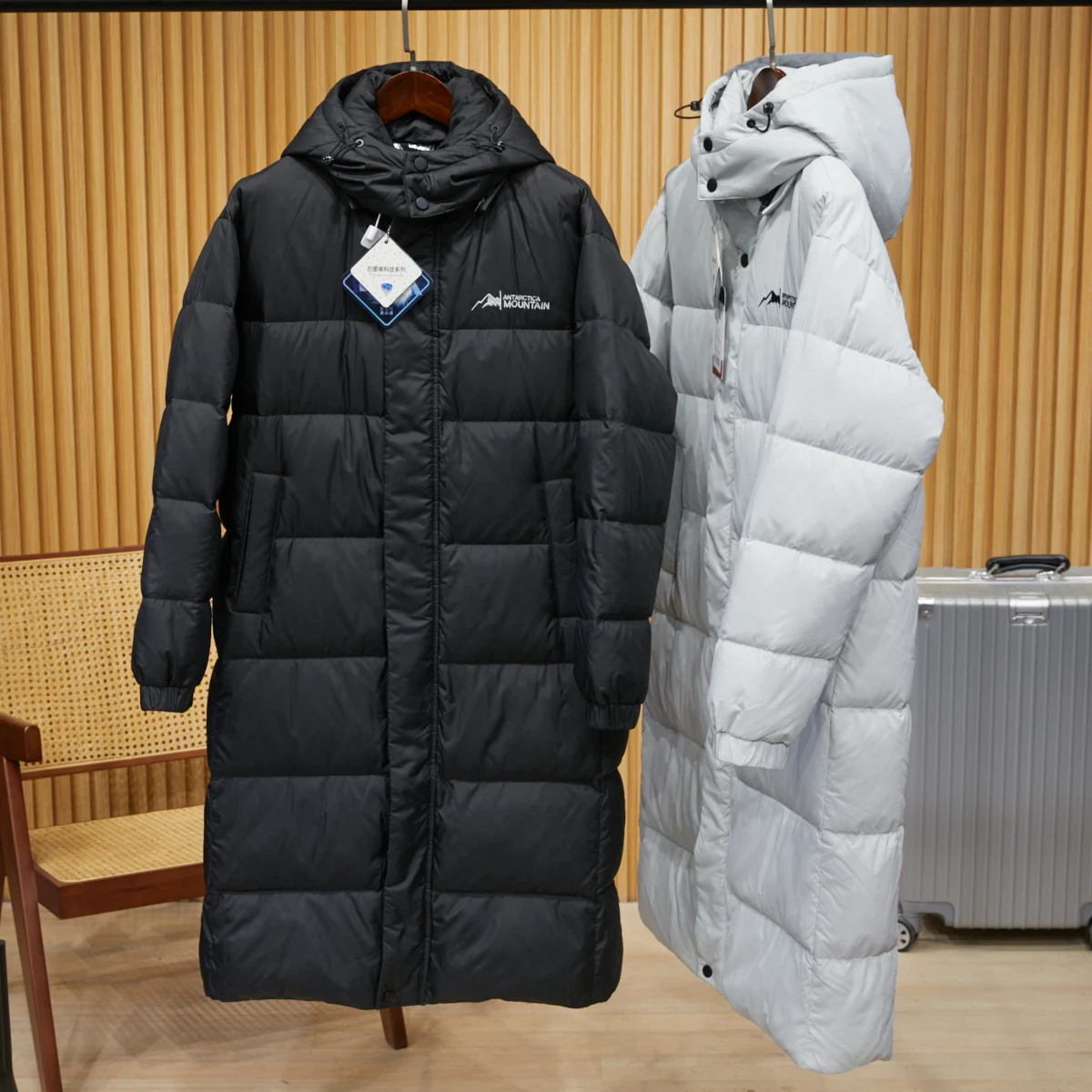 

Мужской пуховик с капюшоном, высокой теплополезностью, утепленный, удлиненный, модный, городской, однотонный, с теплоотражающим эффектом