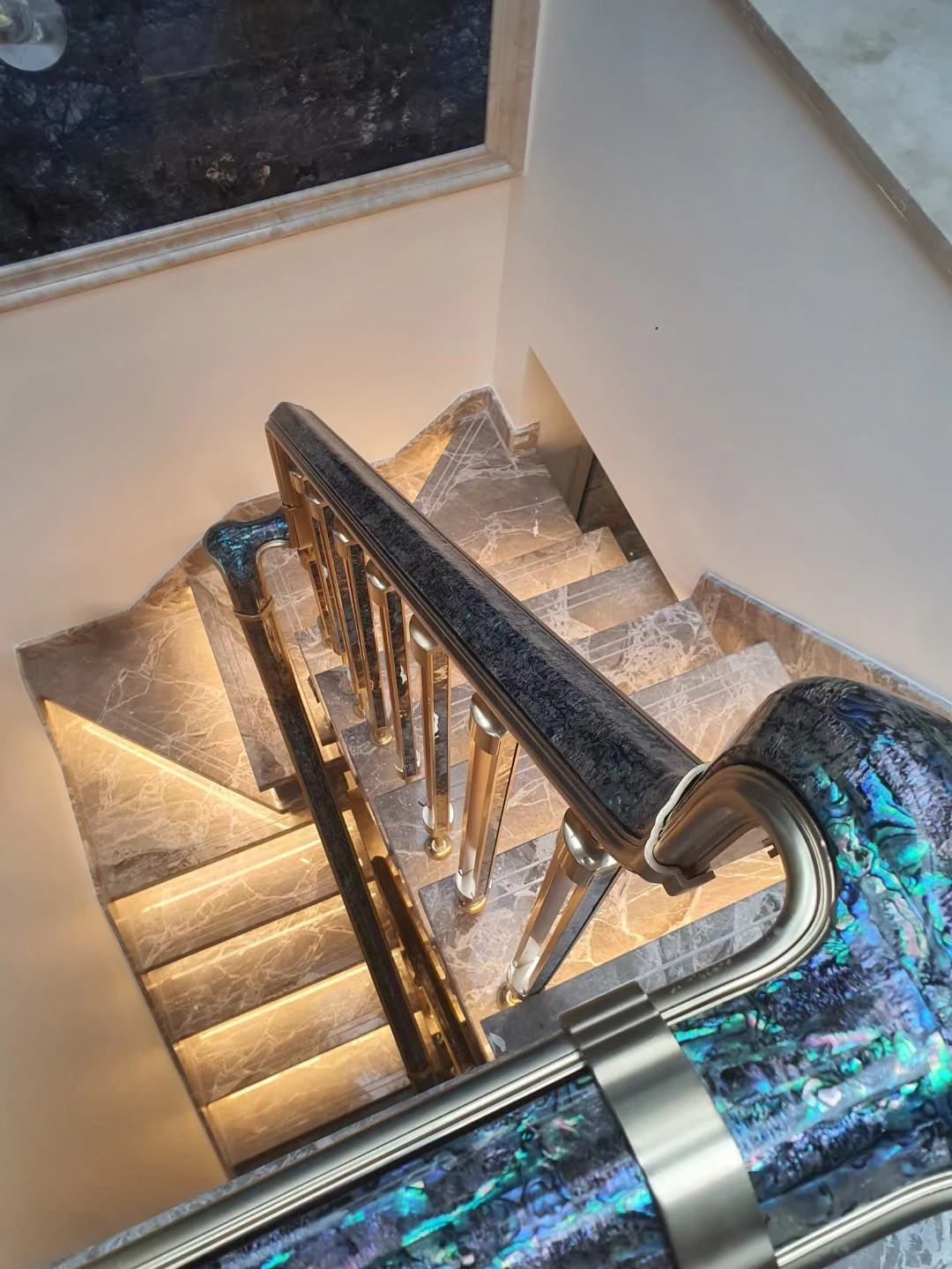 درابزين عالي على الطراز الفرنسي الحديث بحجم مخصص من النحاس والألومنيوم درابزين الدرج المعدني سهل لفندق مستشفى الفيلا