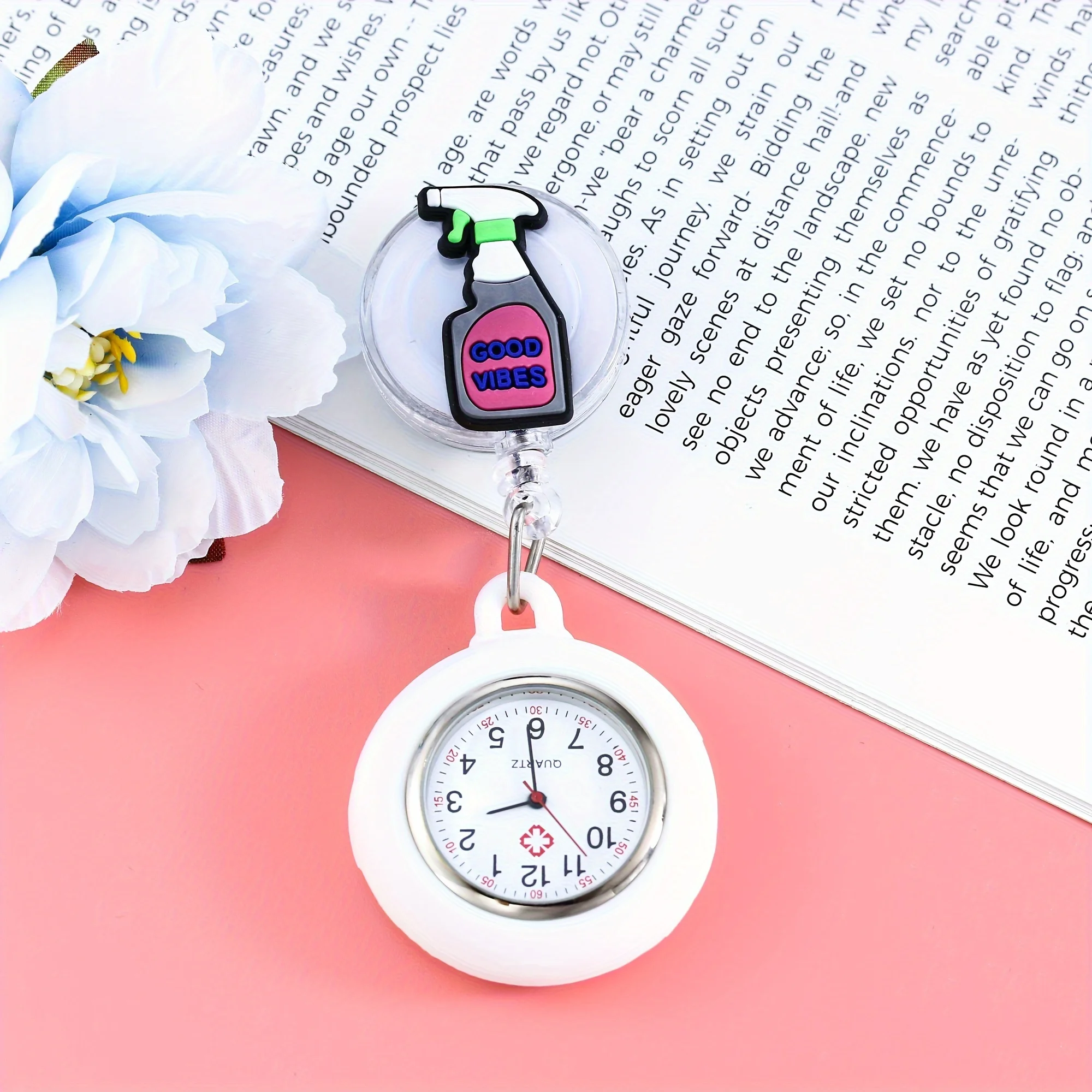 1 Stück neue Cartoon-Krankenschwesteruhr, einziehbare Krankenschwesteruhr, niedliche Brustuhr, medizinische Taschenuhr für Studentenprüfung