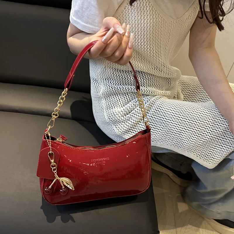 Neue Modische Damen-Handtasche aus PU-Leder, Einfarbig mit Kirsch-Anhänger, Vielseitige Schultertasche, Damen-Umhängetasche für den Alltag – Detail 13
