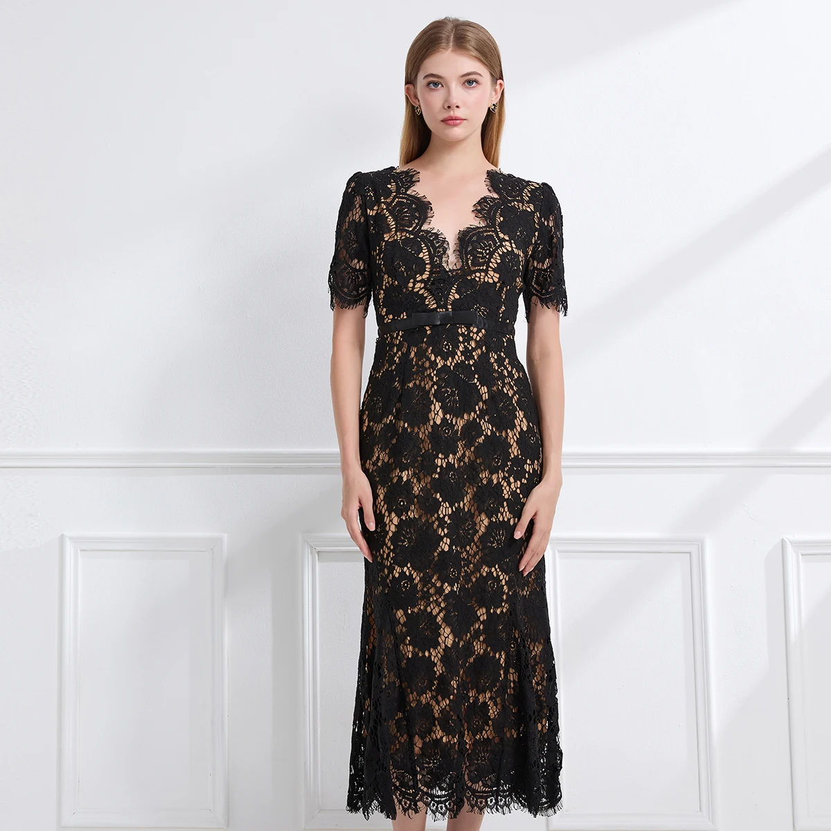 Damska sukienka maxi na ramiączkach z nadrukiem, dopasowana w talii, w stylu Bliskiego Wschodu, z elastycznym tyłem, o kroju A-line.