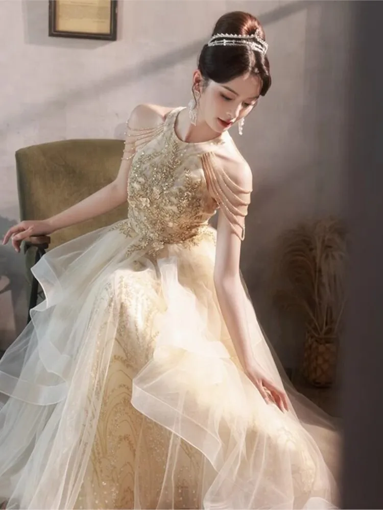 Champagne-colored banquet dress with a light luxury and niche style for art examination hosts