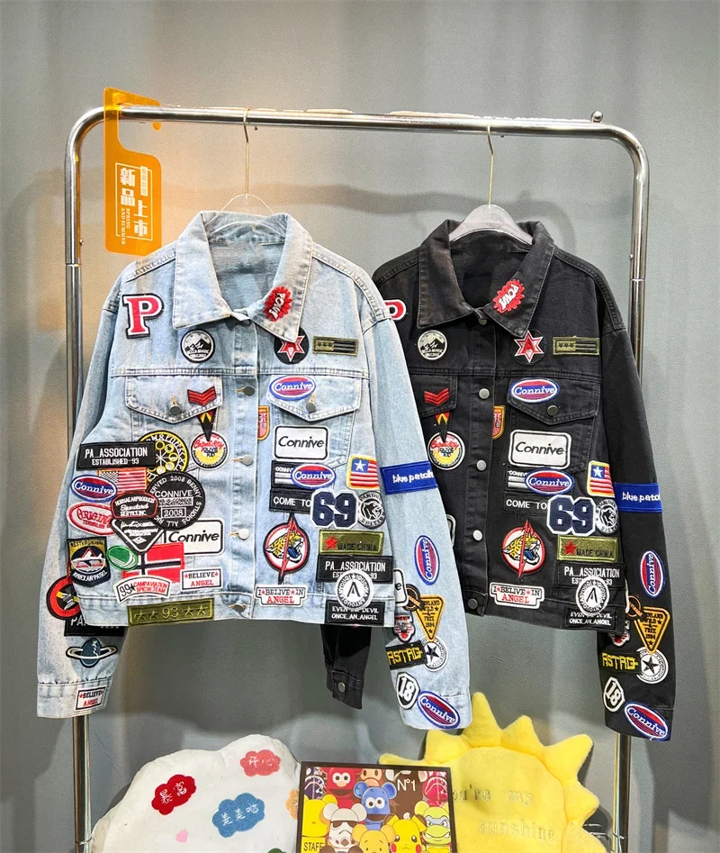 Frühling und Herbst Neue Herren-Jeansjacken mit Stickerei Y2K Trendige und Stilvolle Slim-Fit-Jeansjacke mit Abzeichen – Detail 14