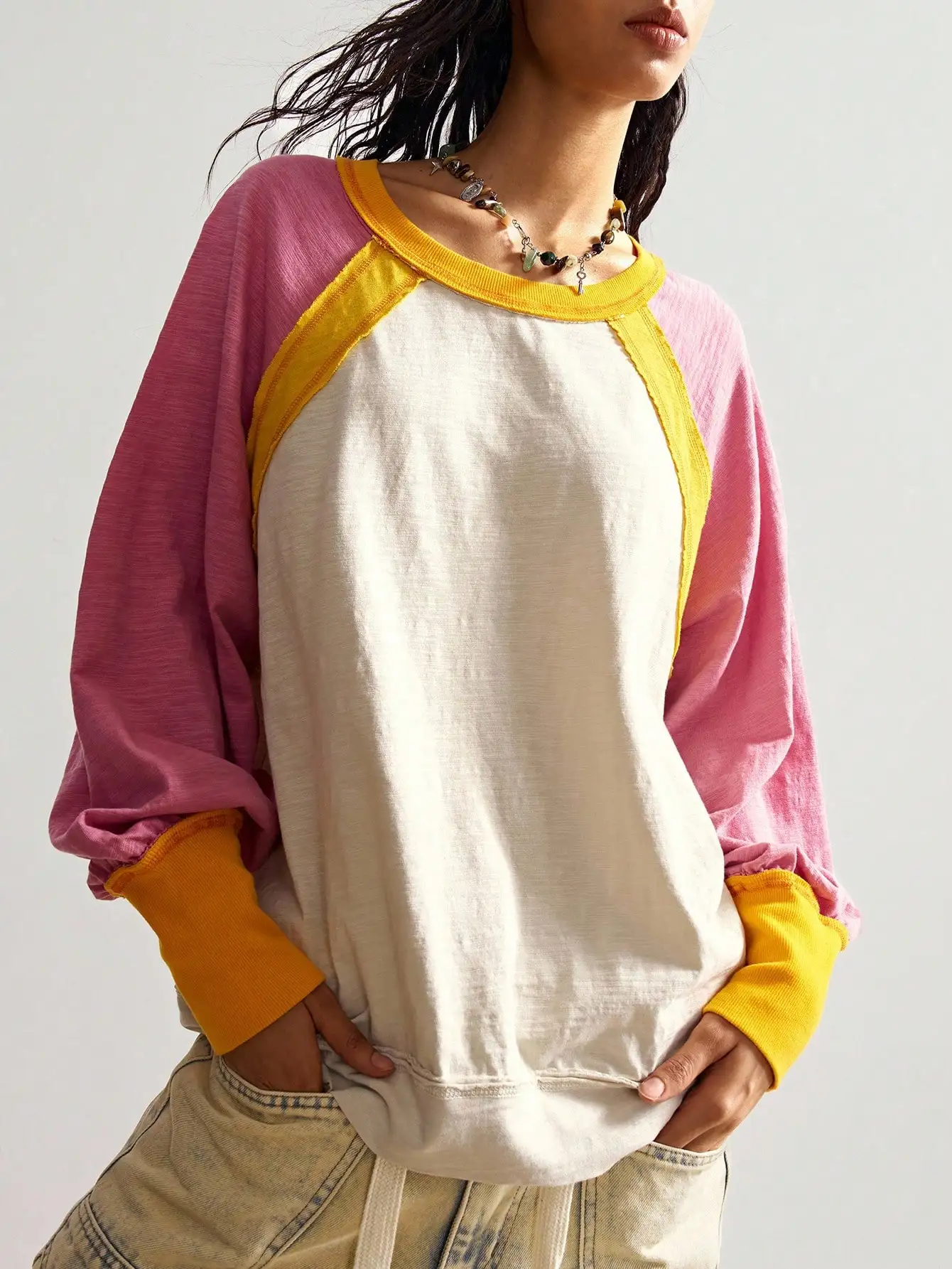 

Женский свободный трикотажный топ с рукавами реглан в стиле колор-блок - розовый, желтый, кремовый