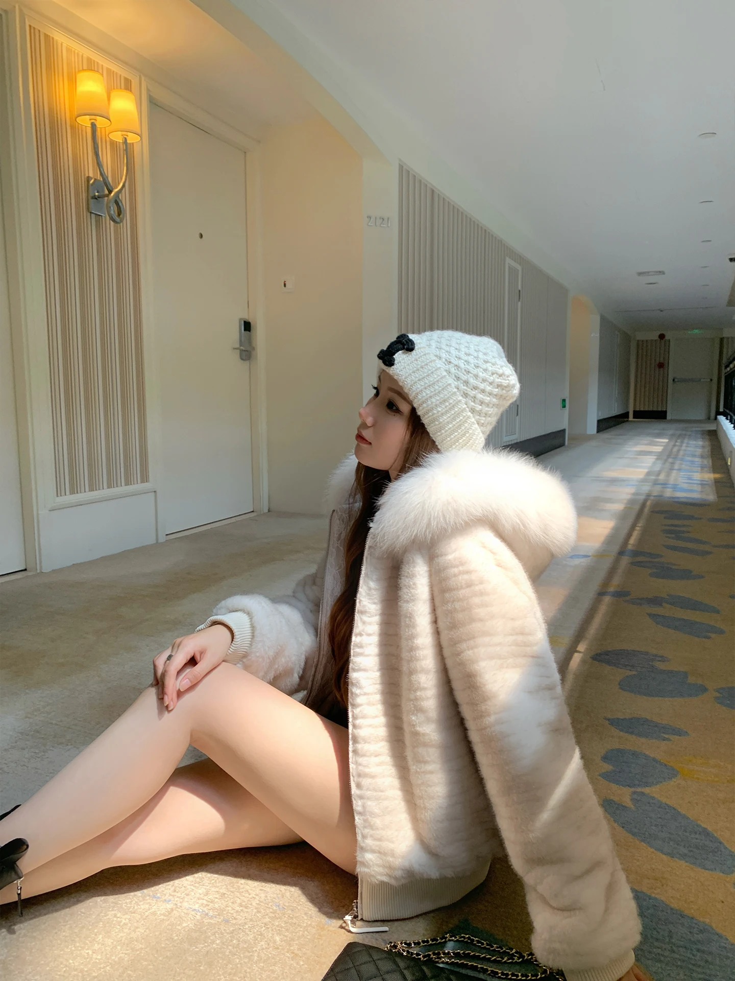 

Зимнее женское пальто 2025 с капюшоном и меховым воротником, в полоску, из экологичной искусственной норки, теплое, повседневное, с длинными рукавами, свободного кроя