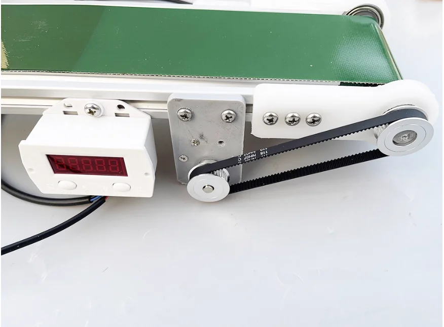 

Маленький настольный конвейер, ленточный конвейер 10x50 см с фотоэлектрическим счетчиком, пластиковая сборная модель из полипропилена, регулируемая скорость