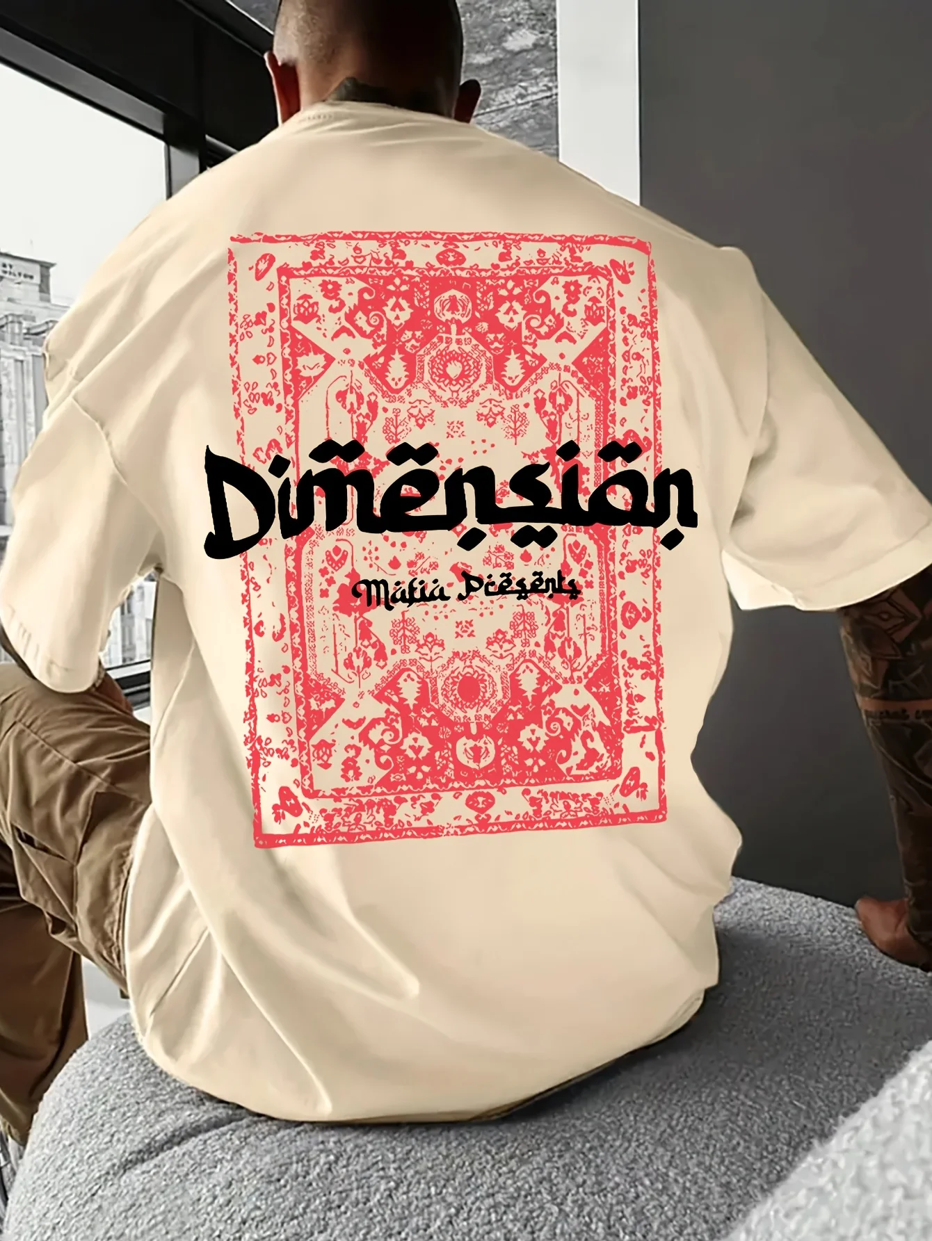 Stilvolles 100% Baumwoll-Herren-T-Shirt mit Rot-Rosa Verziertem Teppich-Print und Gotischem Text Ultra Weich Ideal für Sommerliche Tägliche Kleidung – Detail 5
