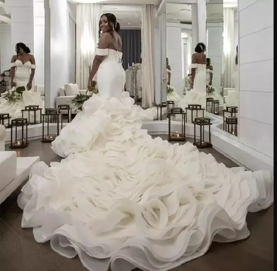 Abito da sposa in raso increspato con spalle scoperte personalizzato per la sposa Vestido De Noiva Abiti da sposa con volant a cascata