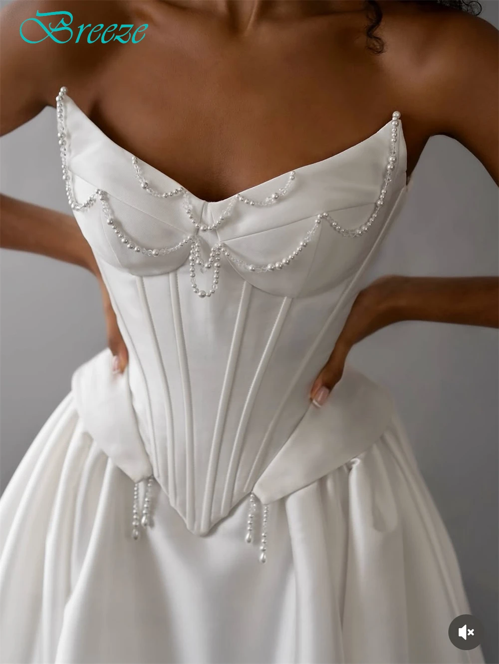 カスタマイズされたエレガントな白いサテンのウェディングドレスフォーマルストラップレスノースリーブブライダルガウンクラシックAラインチャペルトレインローブ・デ・マリエ