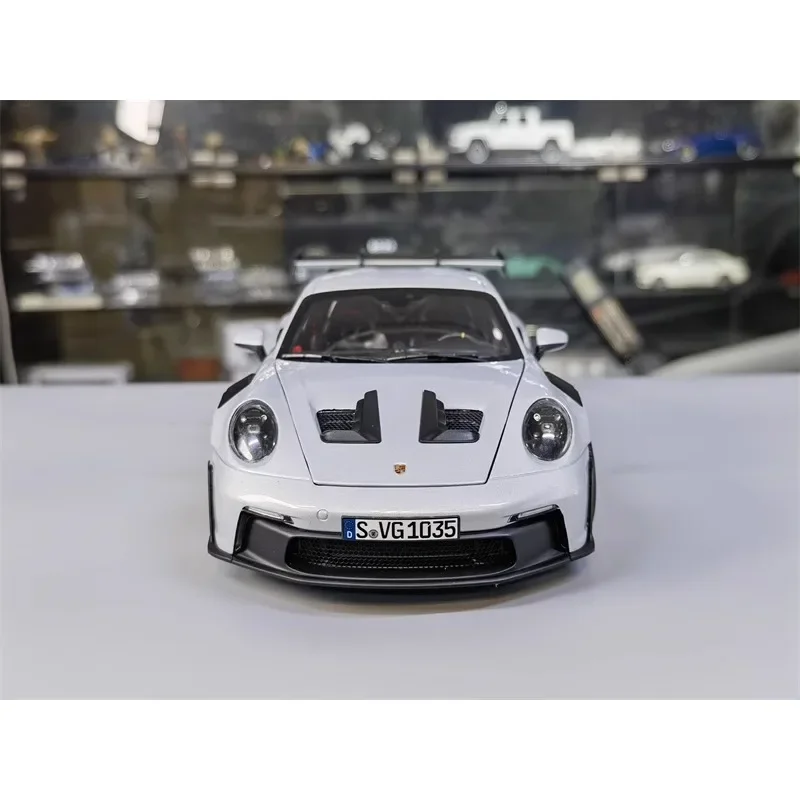 1:18 Porsche 911 992 GT3 RS 2022 alloy simulation static model, children\'s collection toys, holiday gifts for children.