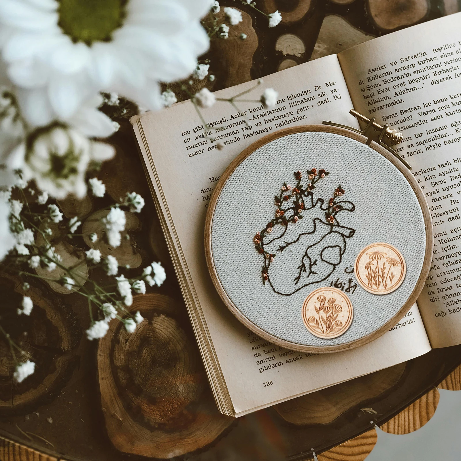 

2Pcs Wood Magnetic Pin Holder Sewing Needle Keeper Cross Stitch Embroidery Organizer Magnetic Storage Cross Stitch Accessories