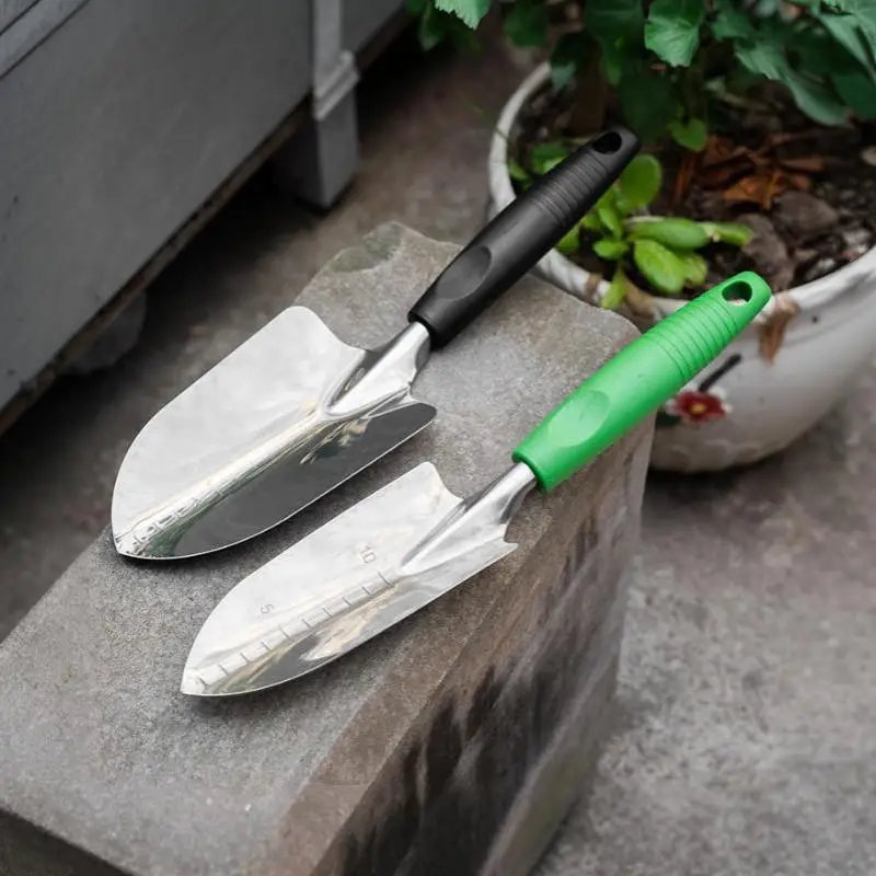 Edelstahl-Gartenspatel mit Tiefenmarkierungen, ergonomischem Soft-Grip-Griff zum Pflanzen und Umpflanzen, leicht zu reinigen, robust. – Detail 4