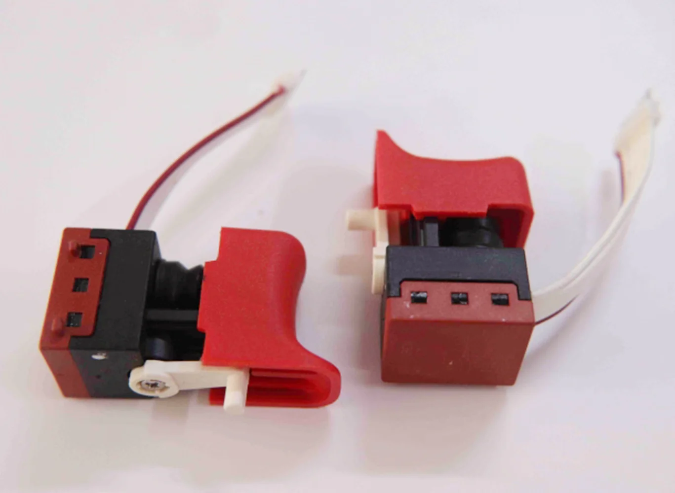 

Оригинальный новый 100% электрический ручной дрель-переключатель 0,1 А 36 В постоянного тока 760586031 DRK-1100K