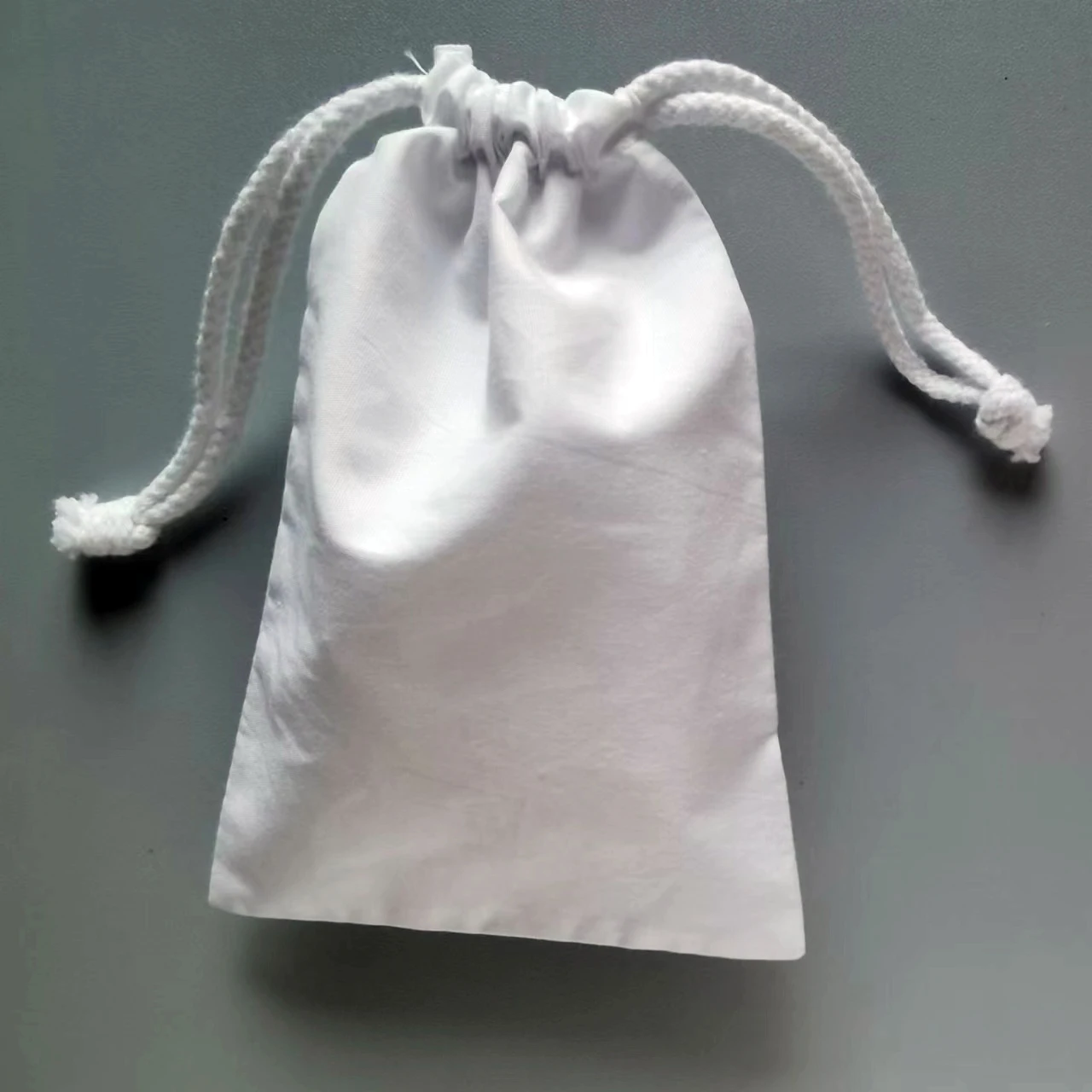 50pcs White Cotton Gift Pouch Jewelry Packaging Cloth Drawstring Bag Makeup Wedding Storage Candy Gift Bags Print Logo Wholesale