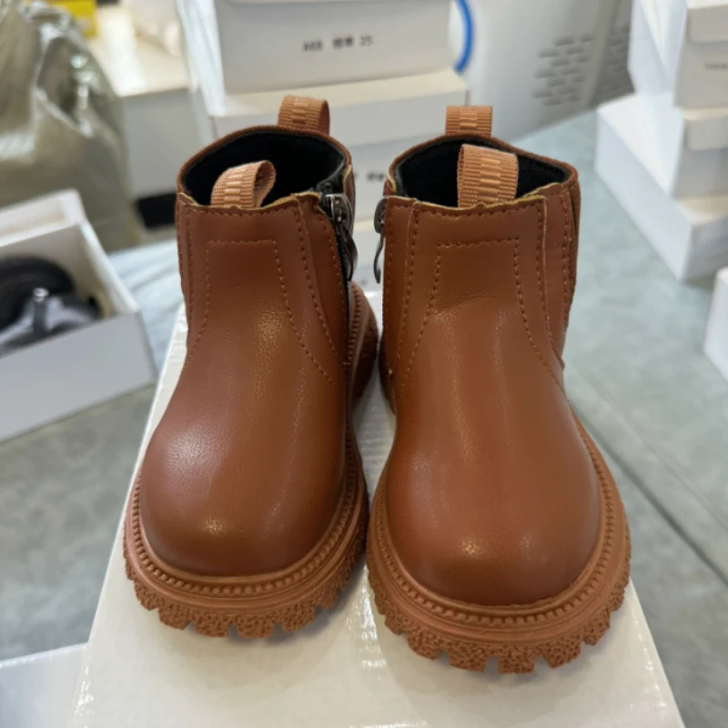 

Новинка 2025, осенние детские кожаные ботильоны, резиновая нескользящая подошва, дизайн на молнии, ботинки челси для детей, повседневная обувь, кроссовки для малышей
