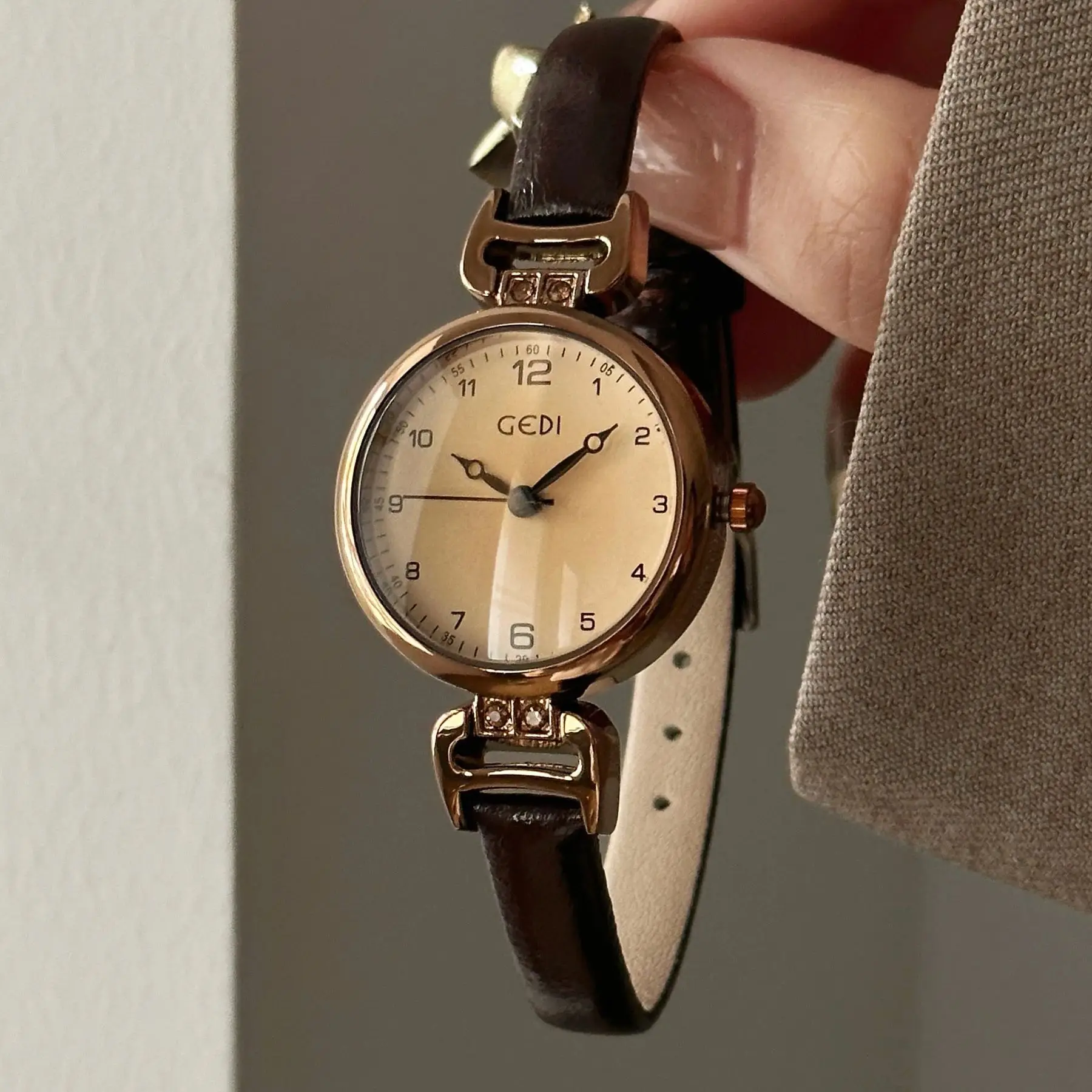 

Retro Classic Women's Watch Stylish, Elegant, Small Dial, Leather Strap, Quartz Movement Wristwatch Gift for Students and Women