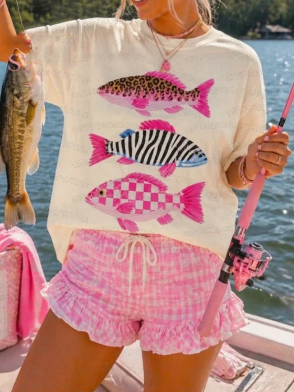 camiseta-feminina-com-estampa-de-peixe-xadrez-de-leopardo-e-zebra-estilo-boho-para-pesca-no-lago-verao-estetica-professor-volta-as-aulas-halloween