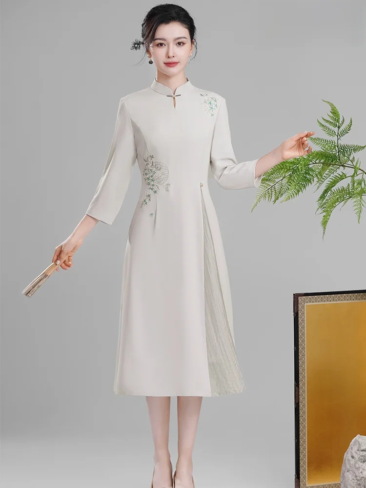 

Xiu Guan Tang Qing Gan 2025 Осень-Зима Новинка: Платье с вышивкой и воротником-каплей в китайском национальном стиле для повседневной носки