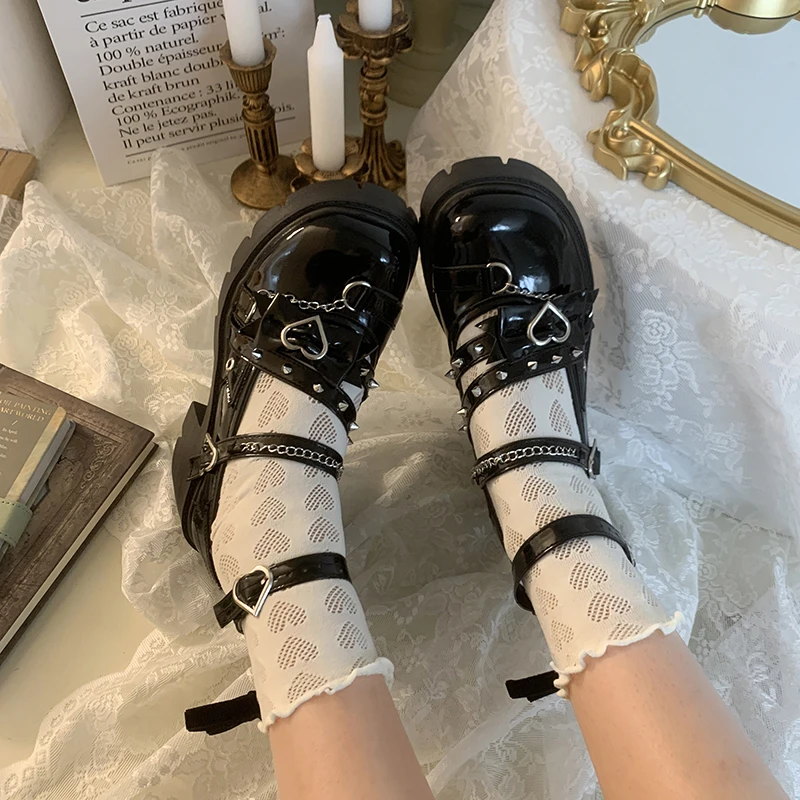 Platforma z łańcuszkiem Mary Janes Women 2024 Heart-Shaped Buckle Punk Gothic Shoes Woman Patent Leather Thick High Heels Lolita Shoes