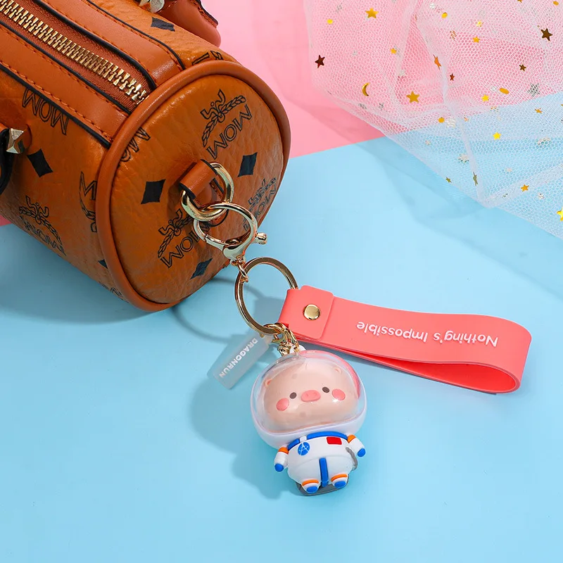 

Miniso The exquisite and high-end keychain is cute and delicate, equipped with a cartoon couple bag and a key pendant