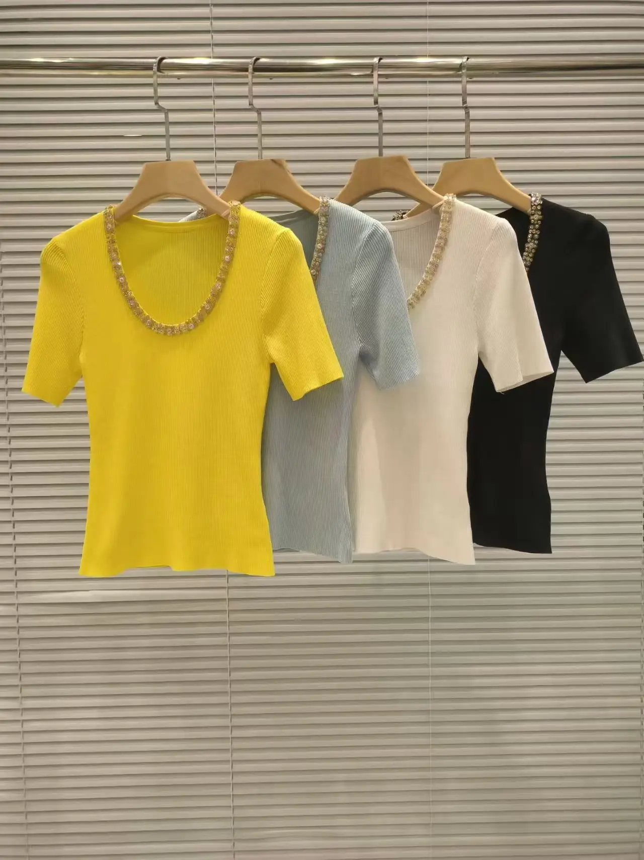 

Весна-Лето 2026 Женский вязаный свитер с круглым вырезом и коротким рукавом, с богатой отделкой, в повседневном стиле, эластичный, универсальный, свободного кроя