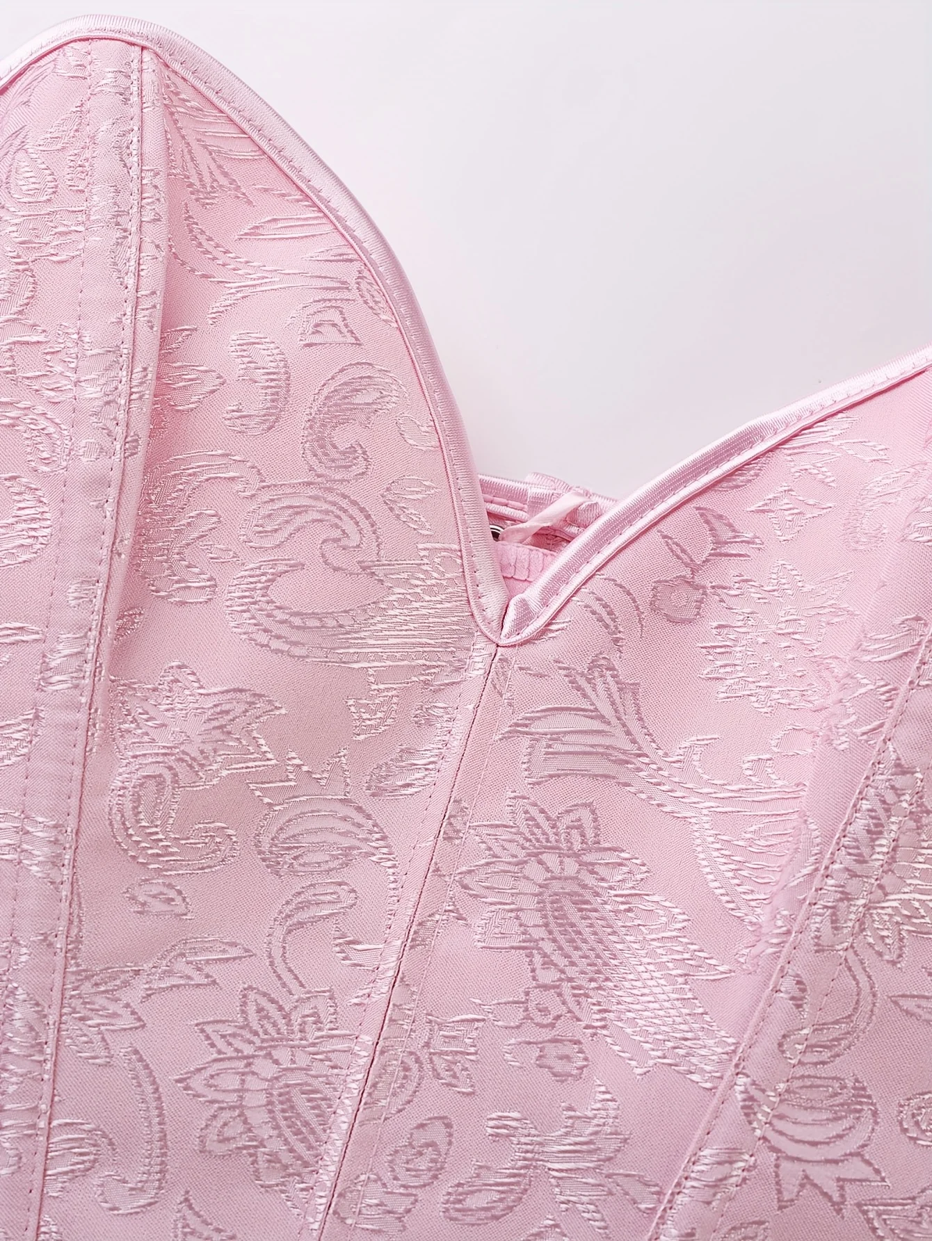 كورسيه نسائي وردي، بتصميم قوطي - مراجعة Strapless Bra Backless وسعره