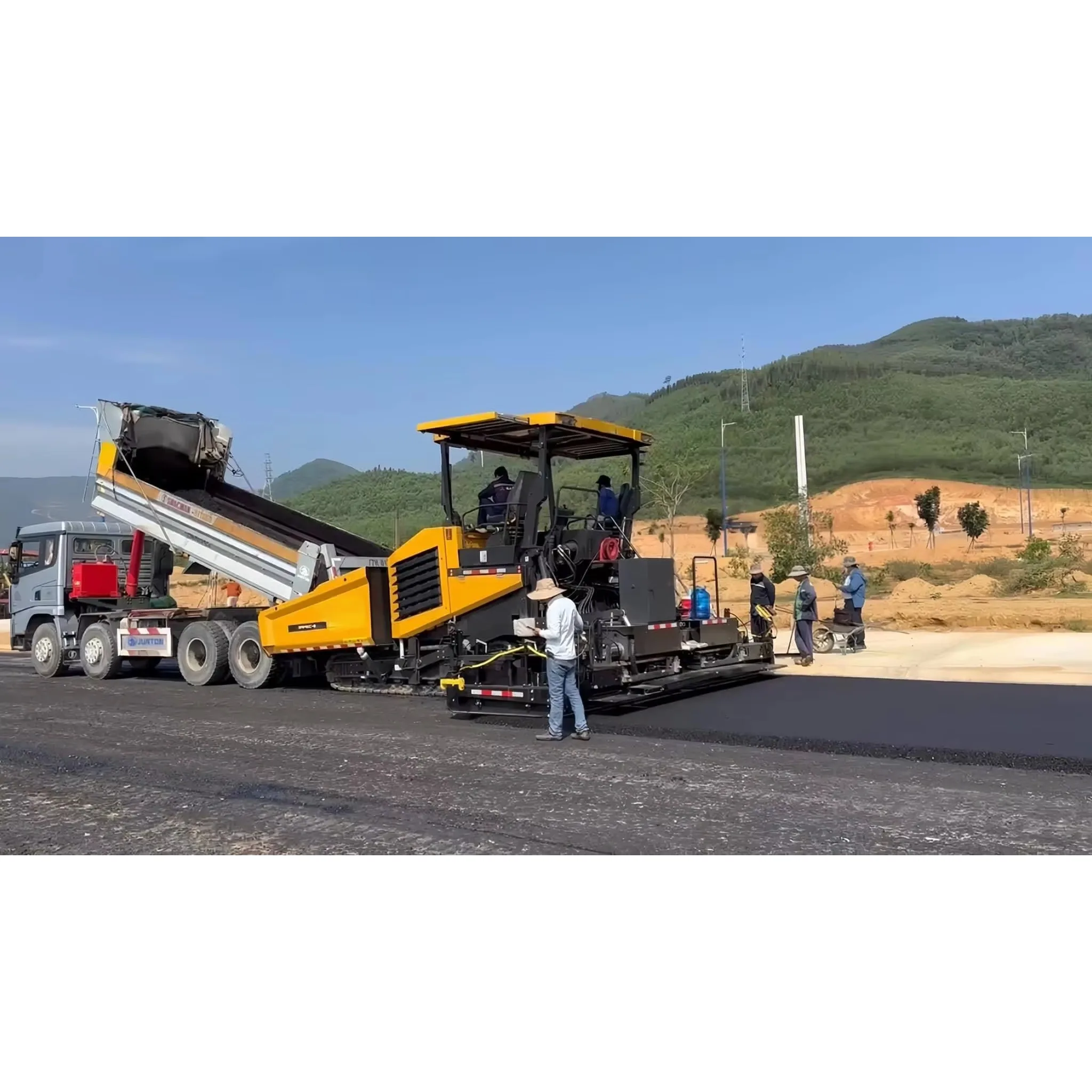 Construction Heavy Machinery 9.5m Asphalt Paver Paving Speed For Premium Grade Expressway Runway Construction Equipment