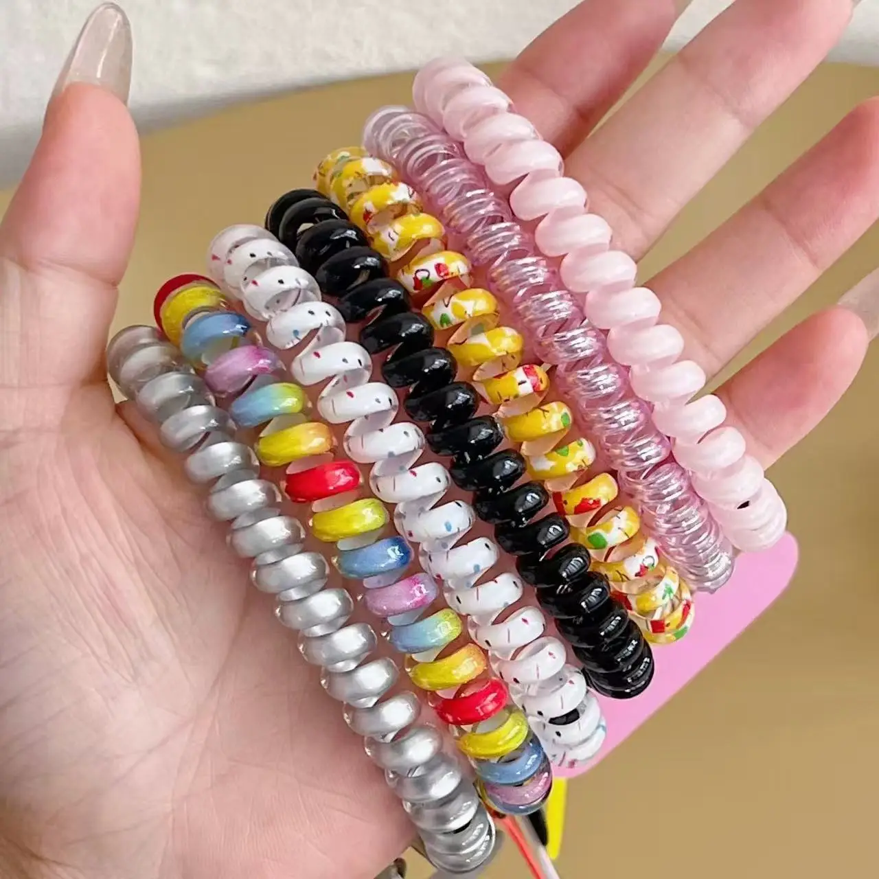 Tragbarer TPU-Handy-Handgelenkriemen, Spiralförmiges Telefonkabel, Abnehmbarer Metallverschluss, Handyhüllen-Charm-Riemen, Anti-Verlust-Handy-Handgelenkskette – Detail 2