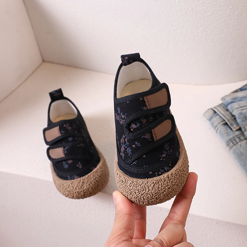 Sepatu kanvas motif bunga anak laki-laki, sepatu sneaker kasual sol lembut anti selip, sepatu kain hitam untuk anak laki-laki dan perempuan