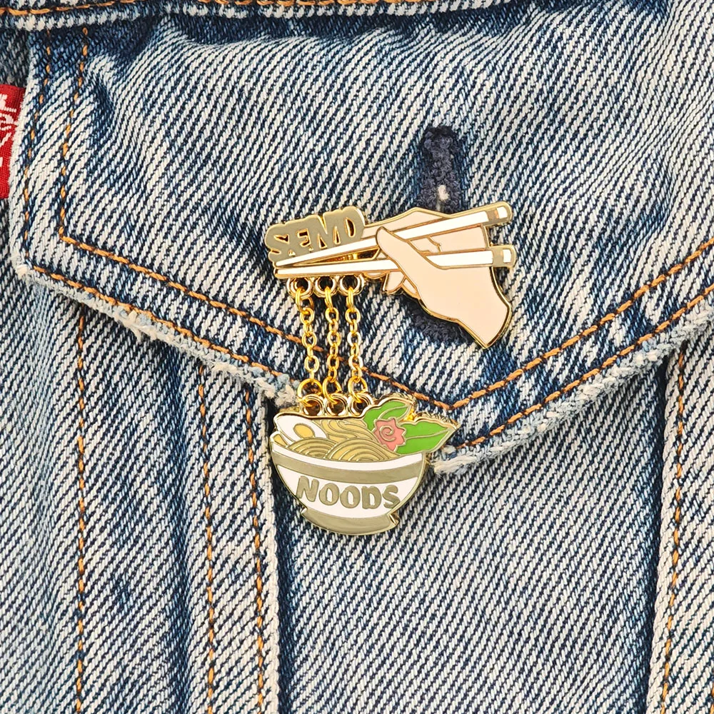 Lustige Emaille-Anstecknadel mit Nudelmotiv: Essens-Meme-Brosche, Stäbchen, Ramen-Nudeln, baumelnde Kette, Reversnadel, süßer Lebensmittel-Schmuck, Geschenk für Freunde – Detail 6