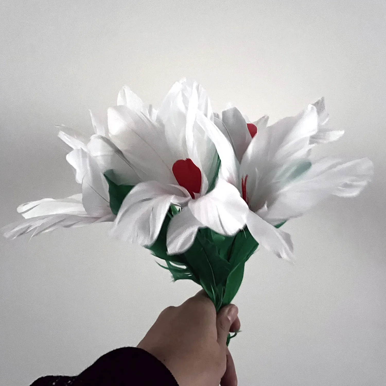 スリーブブーケ-白い花のマジックトリック-ステージギミック小道具-スリーブから現れる羽根ブーケ-花の出現マジア