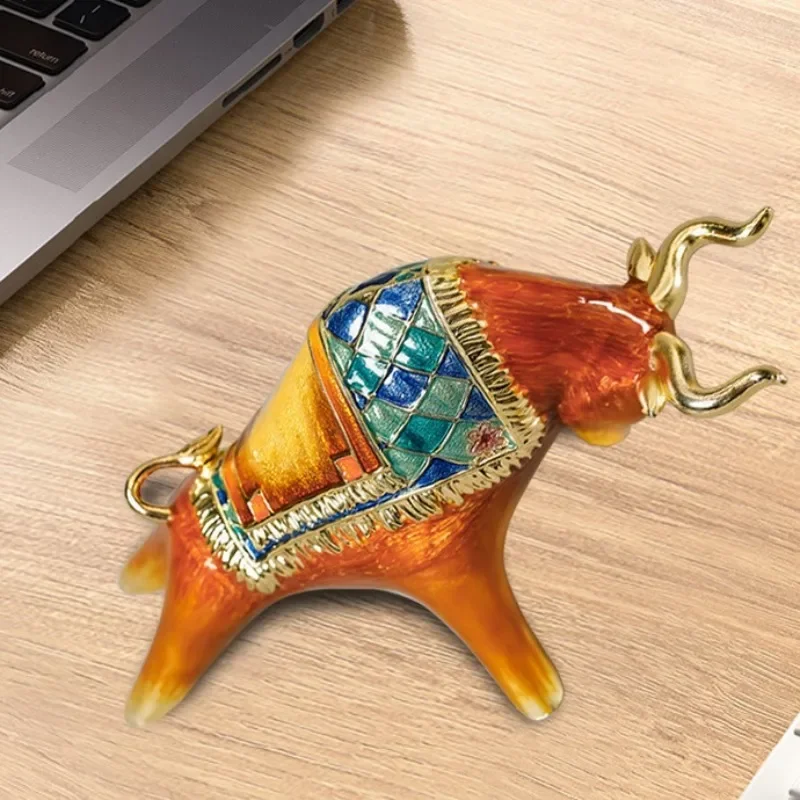 Creative lucky cow tabletop ornament, home living room entrance home decoration, office housewarming, opening gift