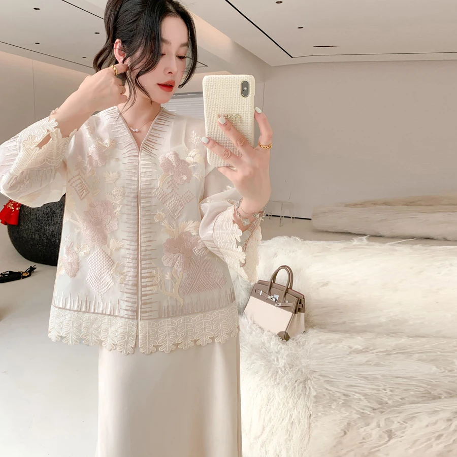 

Изысканная вышитая шелковая куртка Ogees: Коллекция «Богатая благородная дама». Модная женская премиум-рубашка Лето 2025.