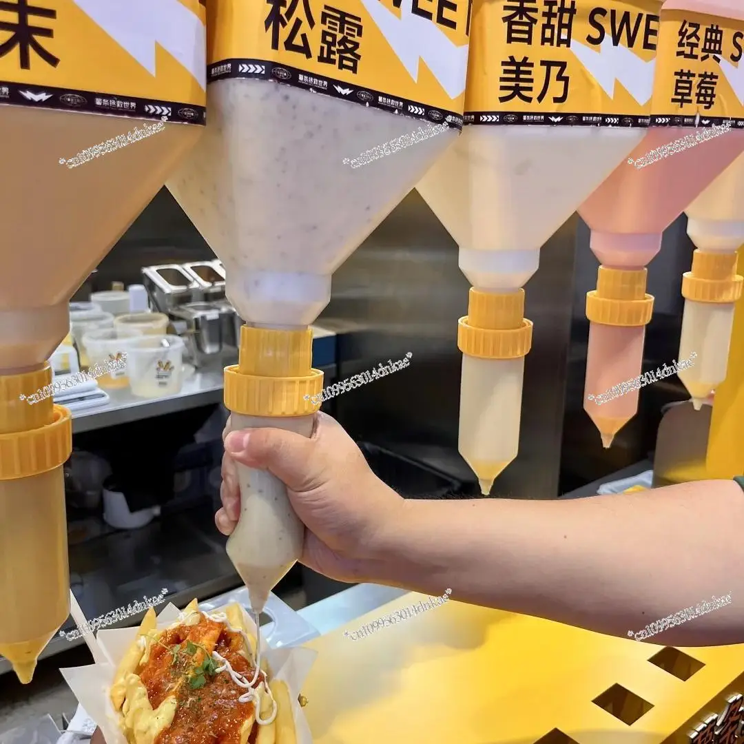

Large Diameter Hanging Sauce Squeeze Bottle Sauce Bucket Large Capacity Honey Ketchup Salad Sauce Squeeze Bottle Fun Stall